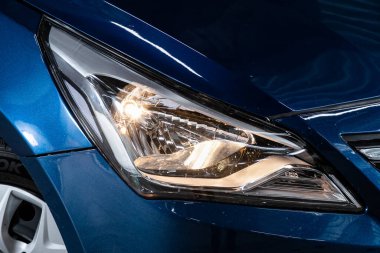 Novosibirsk / Rusya 23 Mart 2020: Hyundai Solaris, modern bir arabanın Parlayan Işığı