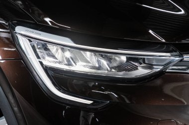 Novosibirsk / Rusya 25 Mayıs 2020: Renault Arkana, modern bir arabanın Parlayan Işığı