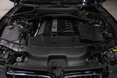 Novosibirsk / Rusya 25 Mayıs 2020: BMW X3, araba motorunun ön görüntüsünü kapatın. İçten yanmalı motor, araba parçaları, ayrıştırma
