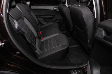 Novosibirsk / Rusya 25 Mayıs 2020: Renault Arkana, Comfort Car in inside. Arabanın içi temiz: siyah arka koltuklar, başlıklar ve kemer. 
