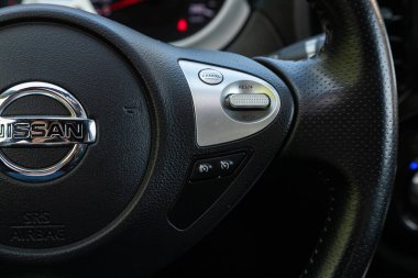 Novosibirsk / Rusya 15 Mayıs 2020: Nissan Juke, direksiyondaki araba kontrolörü, Müzik, Kontrol Sistemi Fonksiyonu ve arabadaki sesli telefon. modern araba iç mimarisi