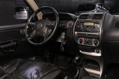 Novosibirsk / Rusya 31 Mart 2020: Nissan Terrano, Dark Car Interior - direksiyon, vites kolu ve gösterge paneli, iklim kontrolü, hız göstergesi, ekran. Yeni moda bir arabanın salonu.