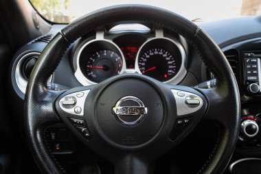 Novosibirsk / Rusya 15 Mayıs 2020: Nissan Juke, lüks otomobil İçişleri - direksiyon, vites kolu, multimedya sistemi, sürücü koltukları ve gösterge paneli