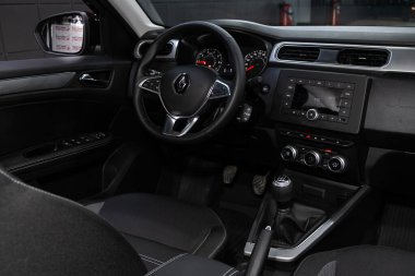 Novosibirsk / Rusya 25 Mayıs 2020: Renault Arkana, Dark car Interior - direksiyon, vites kolu ve gösterge paneli, iklim kontrolü, hız göstergesi, ekran. Yeni moda bir arabanın salonu.