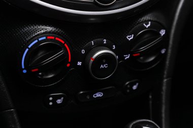 Novosibirsk / Rusya 23 Mart 2020: Hyundai Solaris, klima düğmeleri ve modern otomobilin kontrolleri ile klima kontrollü araç panelini kapat 