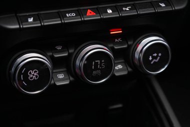 Novosibirsk / Rusya 25 Mayıs 2020: Renault Arkana, Climat Control görüşlü ve klimat kontrol paneli ile klima genişletme düğmeleri ile modern otomobilin detayları ve kontrolleri 
