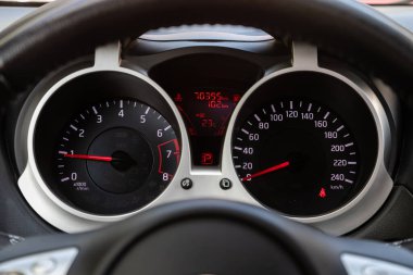 Novosibirsk / Rusya 15 Mayıs 2020: Nissan Juke, yuvarlak hız göstergesi, takometre, takometre, far sembolü
