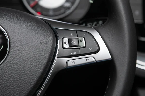 2020年3月15日 大众Touareg Volkswagen Touareg 方向盘上的汽车控制器 控制系统功能和车内的语音电话 现代汽车内部 — 图库照片