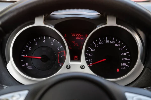 2020年5月15日 Nissan Juke 圆形速度计 距离7万公里的里程表 速度计 前灯符号 — 图库照片