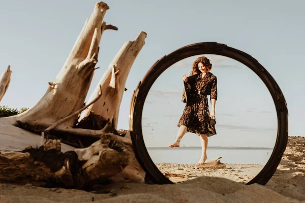 Una Mujer Morena Sonríe Camina Por Playa Disfruta Reflejo Del — Foto de Stock