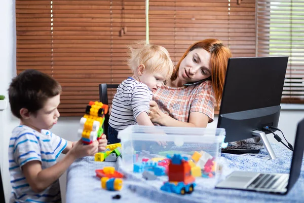 Uma Jovem Mãe Falando Telefone Tentando Trabalhar Computador Trabalho Remoto — Fotografia de Stock