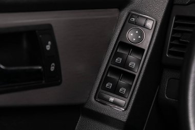 Novosibirsk / Rusya 2 Nisan 2020: Mercedes-Benz GLK, yeni bir arabanın kapı kontrol paneline yakın çekim. Pencere kontrol paneli, kapı kilidi düğmesi ve ayna kontrollü kol dinlenmesi. 