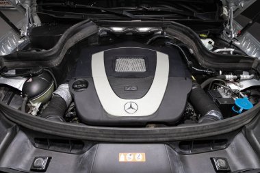 Novosibirsk / Rusya 2 Nisan 2020: Mercedes-Benz GLK, temiz bir motor bloğunu kapatın. İçten yanmalı motor, araba parçaları, ayrıştırma