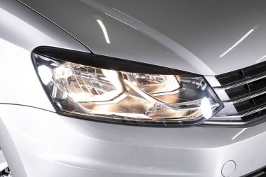 Novosibirsk / Rusya 2 Nisan 2020: Volkswagen Polo, Detaylı ışık, yeni otomobili kapatın. Dış detay  