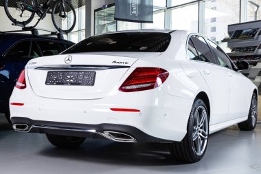 Novosibirsk / Rusya Nisan 06, 2020: beyaz Mercedes-Benz E-sınıfı, bir araba galerisinde yolcu otomobili birinci sınıf sedan, arka görüş  