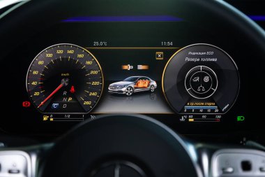 Novosibirsk / Rusya Nisan 06, 2020: Mercedes-Benz E-sınıfı, araba gösterge panelinde imza ve sembol. Araba hız göstergesi ve taktik ölçer yakın çekim. Arabanın içi.. 