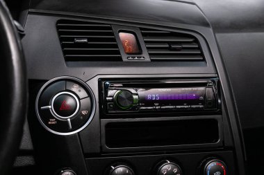 Novosibirsk / Rusya 11 Nisan 2020: SsangYong Action Sport, radyo, oyuncu ve kontrol düğmesi olan siyah bir panele yakın çekim 