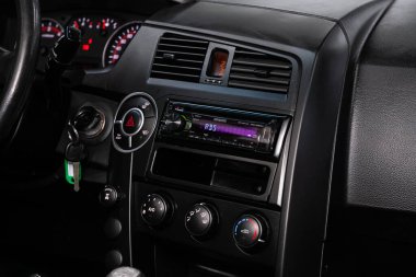 Novosibirsk / Rusya 11 Nisan 2020: SsangYong Action Sport, radyo, oyuncu ve kontrol düğmesi olan siyah bir panele yakın çekim 