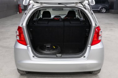 Novosibirsk / Rusya 22 Nisan 2020: Honda Fit, bagajı açık bir arabanın arka görüntüsü. Modern bir arabanın dışı.