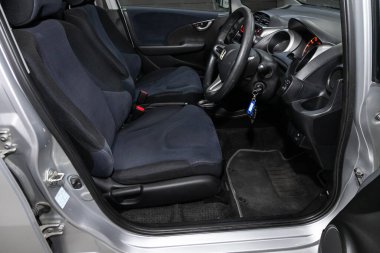 Novosibirsk / Rusya 22 Nisan 2020: Honda Fit, yeni stil bir arabanın salonu, direksiyon, hız göstergesi, takometre ve diğer ayarlama düğmeleri olan gösterge paneli 