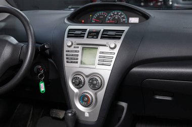 Novosibirsk / Rusya 28 Nisan 2020: Toyota Yaris, merkezi kontrol paneline yakın çekim, müzik ve radyo ile izleme, havalandırma, klima, oyuncu. modern araba iç mimarisi