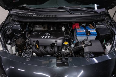 Novosibirsk / Rusya 28 Nisan 2020: Toyota Yaris, temiz bir motor bloğunu kapatın. İçten yanmalı motor, araba parçaları, ayrıştırma 