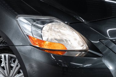 Novosibirsk / Rusya 28 Nisan 2020: Toyota Yaris, yeni arabanın ayrıntılı ışığı. Dış detay   