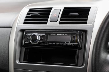 Novosibirsk / Rusya Mayıs 03: 2020: Toyota Fielder, radyo, oyuncu ve kontrol düğmesi olan siyah bir panele yakın çekim 