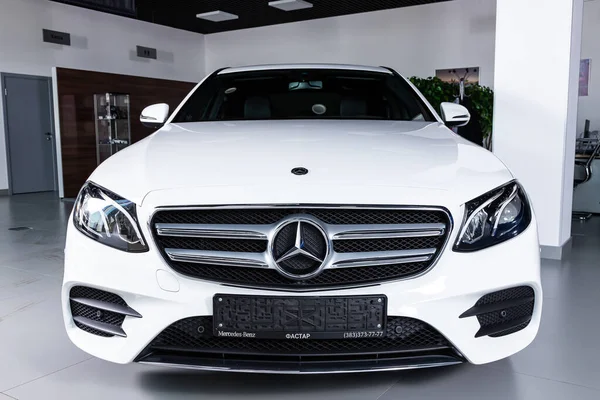 Novosibirsk / Rusya Nisan 06, 2020: beyaz Mercedes-Benz E-sınıfı, bir araba galerisinde yolcu otomobili sınıfı sedan, ön manzara  