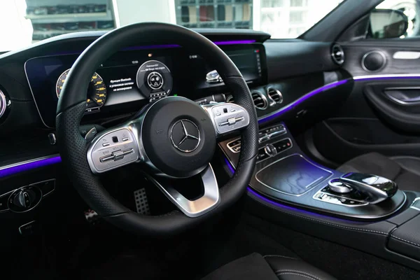 2020年4月6日 俄罗斯Novosibirsk Mercedes Benz Class Salon New Style Car Steering — 图库照片