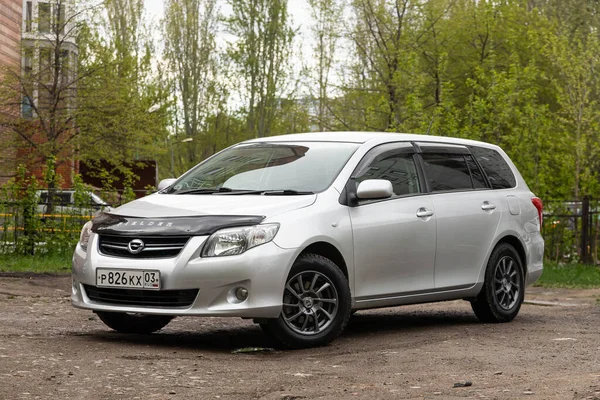 Nowosibirsk Russland Mai 2020 Silberner Toyota Fielder Universalkompaktwagen Der Einem — Stockfoto