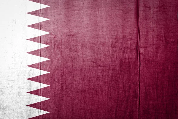カタールの国旗は 古い織物にペイント色で描かれています 生地の質感の背景に旗 — ストック写真