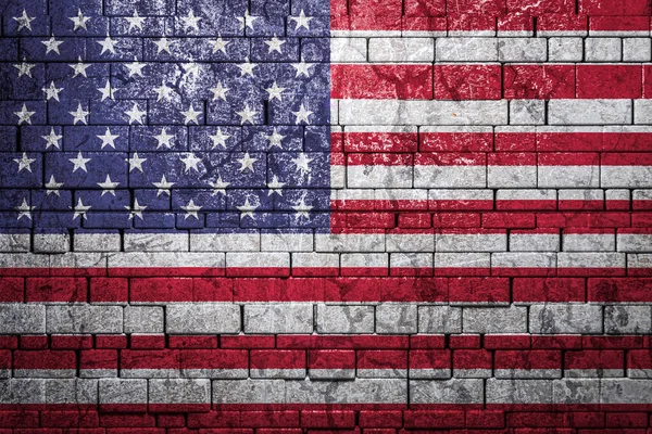 レンガの壁の背景に米国の国旗 国家の誇りと国のシンボルの概念 石の質感の背景に旗 — ストック写真