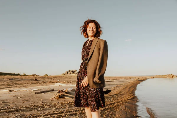 Una Donna Dai Capelli Scuri Sorride Cammina Lungo Spiaggia Gode — Foto Stock