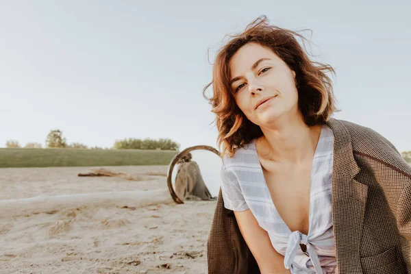 Donna Sorridente Una Spiaggia Soleggiata Abito Che Tiene Specchio Camminare — Foto Stock