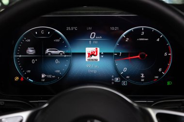 Novosibirsk / Rusya 11 Nisan 2020: Mercedes-Benz GLS-sınıfı 400D, Araç paneli, dijital parlak hız göstergesi, kilometre sayacı ve diğer araç 