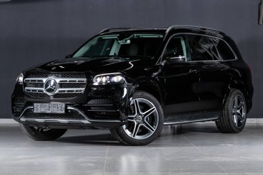 Novosibirsk / Rusya 11 Nisan 2020: siyah Mercedes-Benz GLS sınıfı 400D, ön görüş. Almanya 'da siyah duvarlı park alanında yapılan yeni pahalı lüks geçiş. 