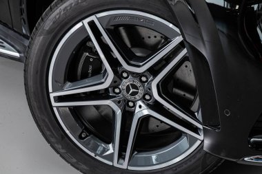 Novosibirsk / Rusya 11 Nisan 2020: Mercedes-Benz GLS-sınıfı 400D, alaşımlı tekerlek ve yakın çekimde yeni lastik. Tekerlek ayarlama diski
