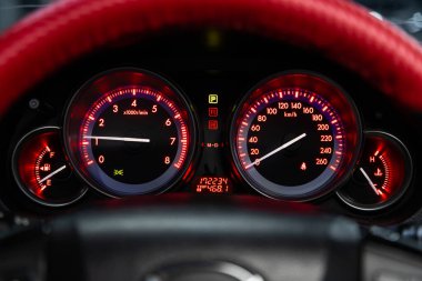 Novosibirsk / Rusya Mart 04, 2020: Mazda 6, Araç paneli, dijital parlak hız göstergesi, kilometre sayacı ve diğer araçlar 