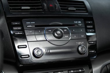 Novosibirsk / Rusya Mart 04, 2020: Mazda 6, ses stereo sistemi, kontrol paneli ve cd modern bir otomobilde