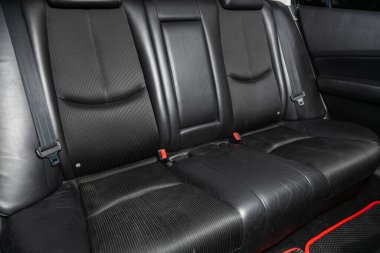 Novosibirsk / Rusya 04 Mart 2020: Mazda 6, konfor arabası içeride. Arabanın içi temiz: siyah arka koltuklar, başlıklar ve kemer. 