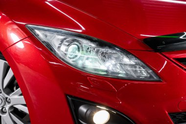 Novosibirsk / Rusya 04 Mart 2020: Mazda 6, dış müfreze. Modern araba ksenon lambasına yakın.