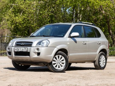 Novosibirsk / Rusya 12 Mayıs 2020: bej rengi Hyundai Tucson, sıcak bir yaz gününde dışarıya park edilmiş evrensel araba, ön manzara 