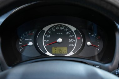 Novosibirsk / Rusya 12 Mayıs 2020: Hyundai Tucson, Araç paneli, dijital parlak hız göstergesi, kilometre sayacı ve diğer araçlar 