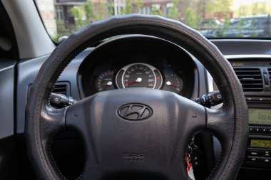 Novosibirsk / Rusya 12 Mayıs 2020: Hyundai Tucson, Auto Interior: Kırmızı logo Hyundai ve hız göstergesi ile taksimetre