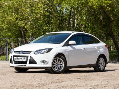 Novosibirsk / Rusya Mayıs 03: 2020: beyaz Ford Focus, sıcak bir yaz gününde dışarıya park edilmiş küçük sedan araba, ön manzara 