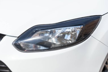 Novosibirsk / Rusya Mayıs 03 2020: Ford Focus, dış görev. Modern araba ksenon lambasına yakın.