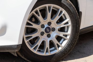 Novosibirsk / Rusya Mayıs 03: 2020: Ford Focus, alaşımlı tekerlek ve yakın çekimde yeni lastik. Tekerlek ayarlama diski