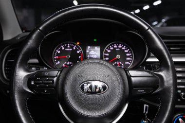 Novosibirsk / Rusya 31 Mart 2020: Kia Rio, Auto Interior: Kırmızı logolu direksiyon simidi Kia ve taktik ölçer