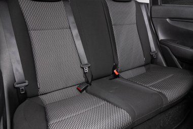 Novosibirsk / Rusya 31 Mart 2020: Kia Rio, rahat araba içeride. Arabanın içi temiz: siyah arka koltuklar, başlıklar ve kemer. 